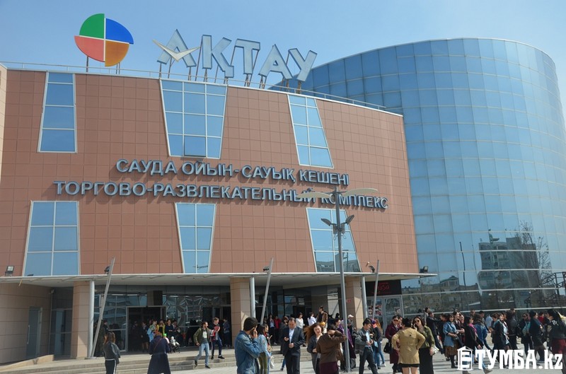 Ол оны кискасына жабыстырды